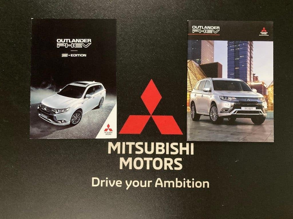 T E A B : 2 verschillende Mitsubishi Outlander PHEV folders, Ophalen, Zo goed als nieuw, Mitsubishi