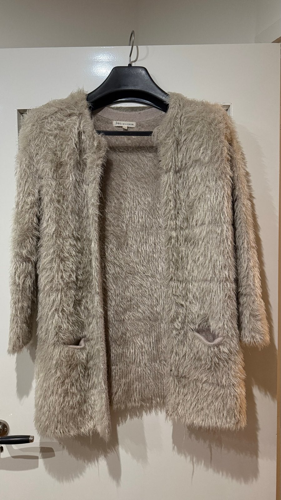 Millenium pluizig vest - Zo goed als nieuw, Ophalen of Verzenden, Zo goed als nieuw, Maat 38/40 (M), Beige