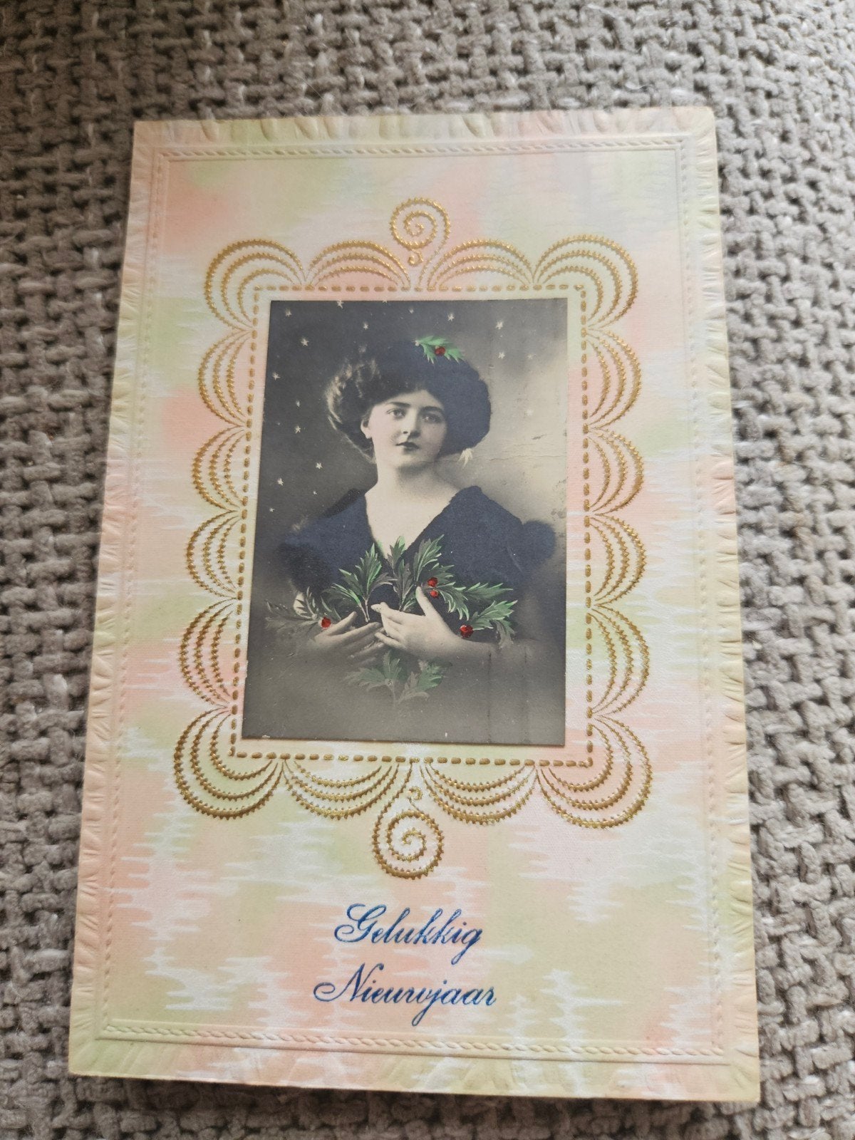brocante Nieuwjaar Ansichtkaart - Vrouw met Hulst, Ophalen of Verzenden, Voor 1920, Gelopen