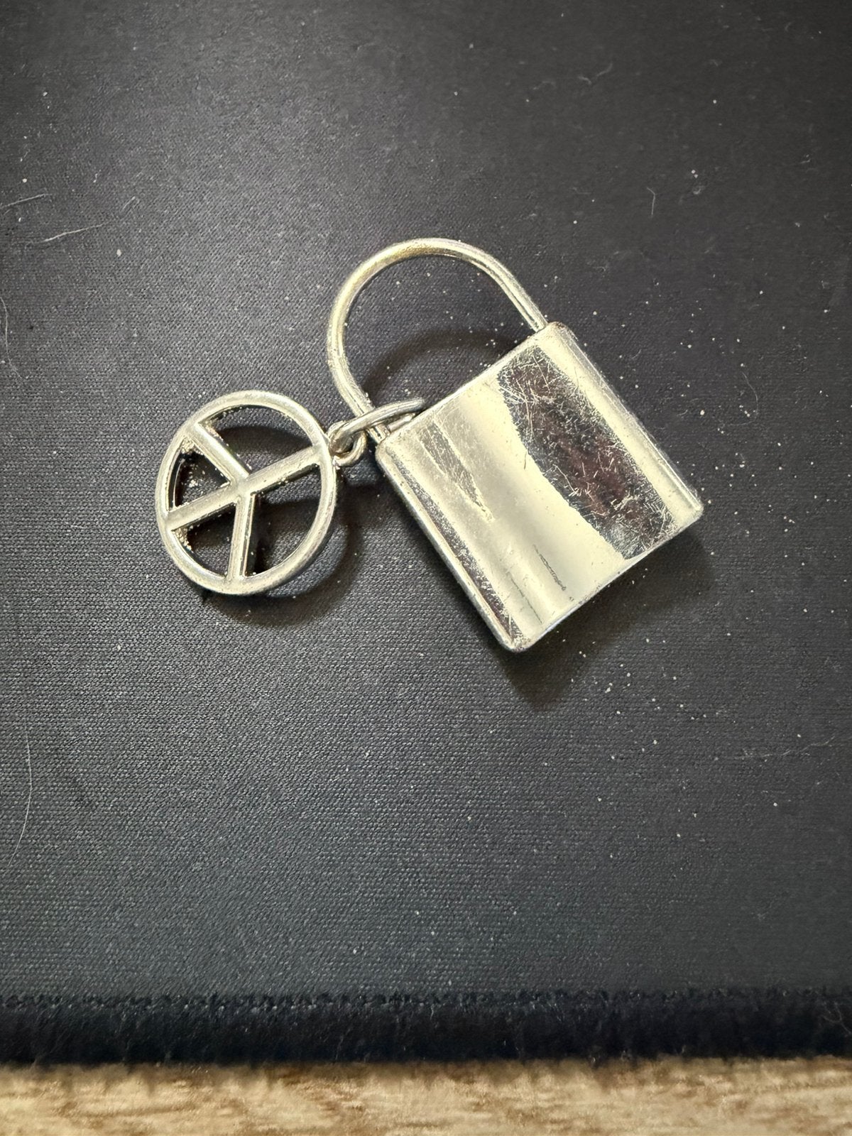 Crocs peace lock jibbitz charm - zilver, Ophalen of Verzenden, Zo goed als nieuw