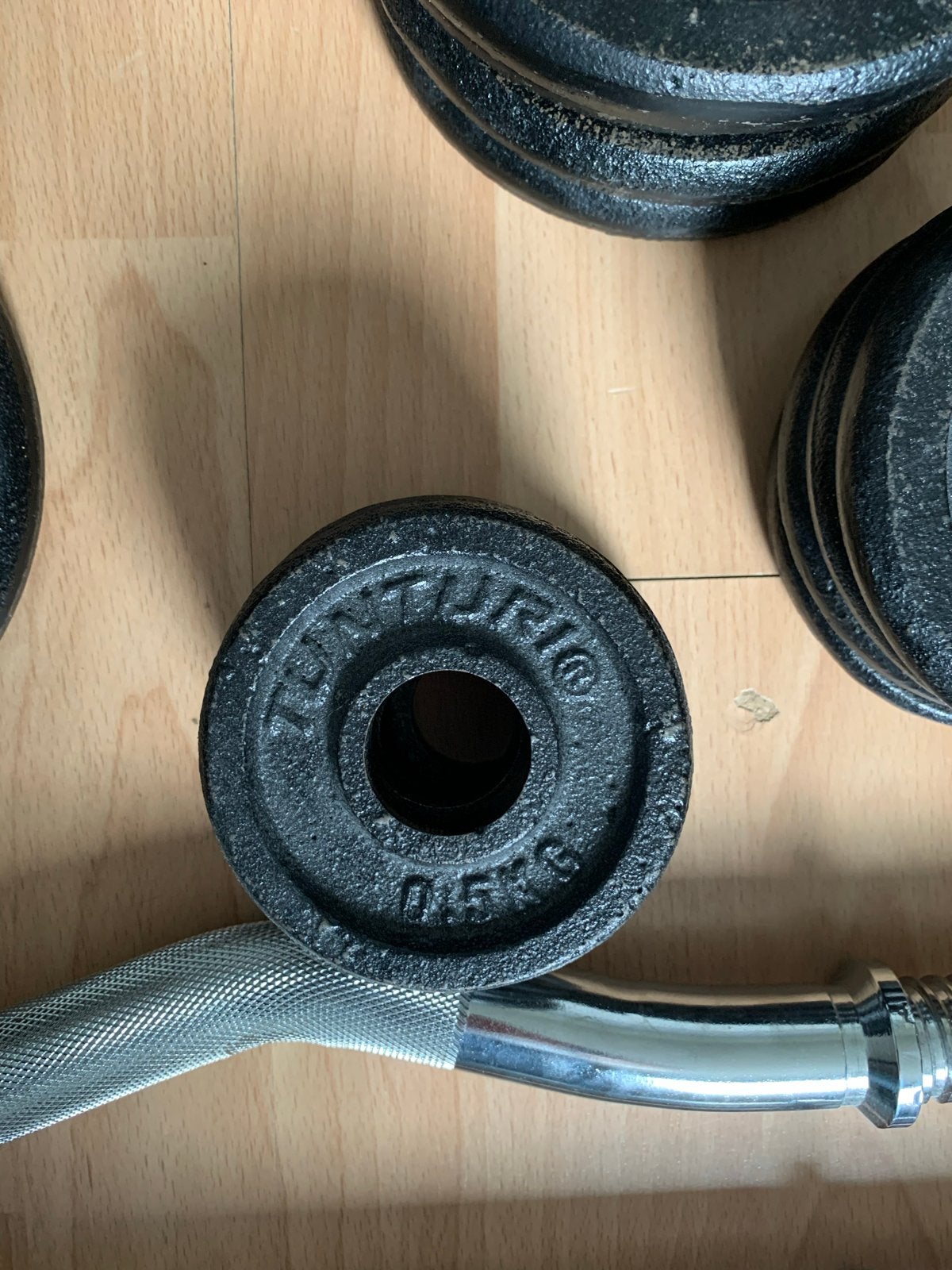 Tunturi halterbank met gewichten en halterstangen, Sport en Fitness, Fitnessmaterialen, Zo goed als nieuw, Fitnessbank, Ophalen
