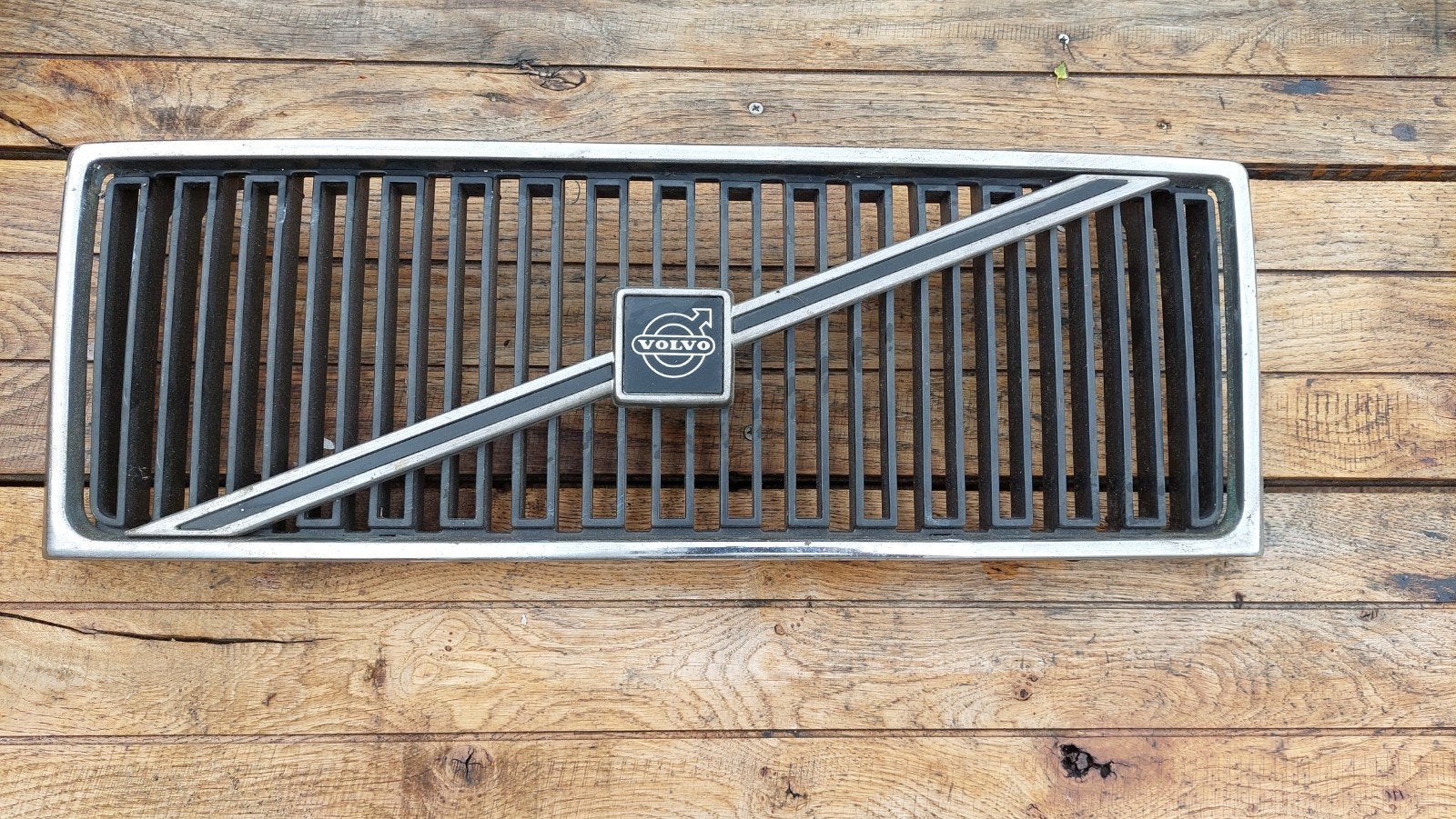Volvo grille. 740/ 760., Gebruikt, Volvo, Motorkap, Verzenden