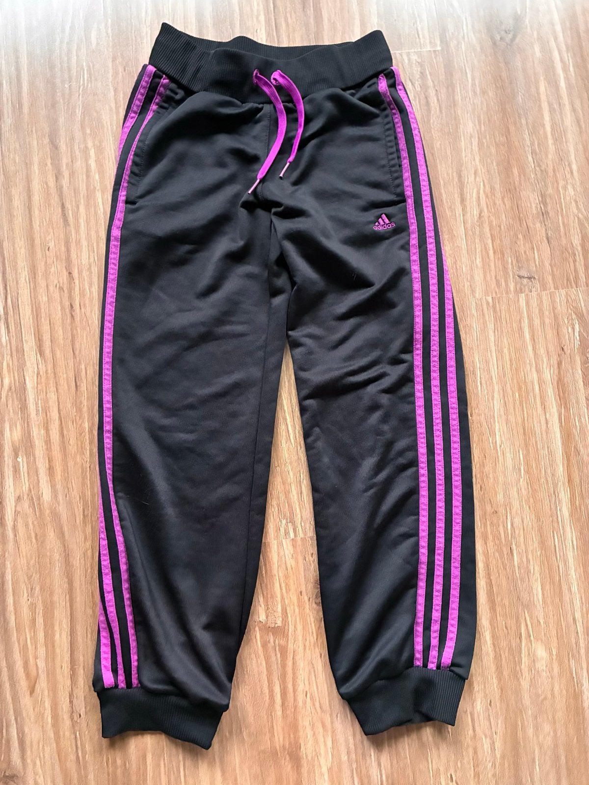 Adidas sportbroek maat 140 (trainingsbroek paars zwart), Ophalen of Verzenden, Gebruikt, Jongen of Meisje, Sport- of Zwemkleding