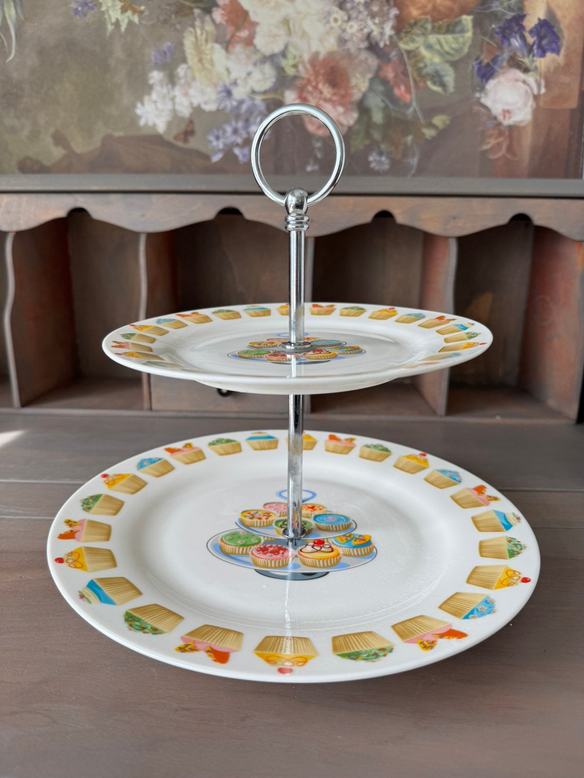Gezellige grote etagère voor cupcakes of lekkere hapjes, Ophalen of Verzenden, Zo goed als nieuw