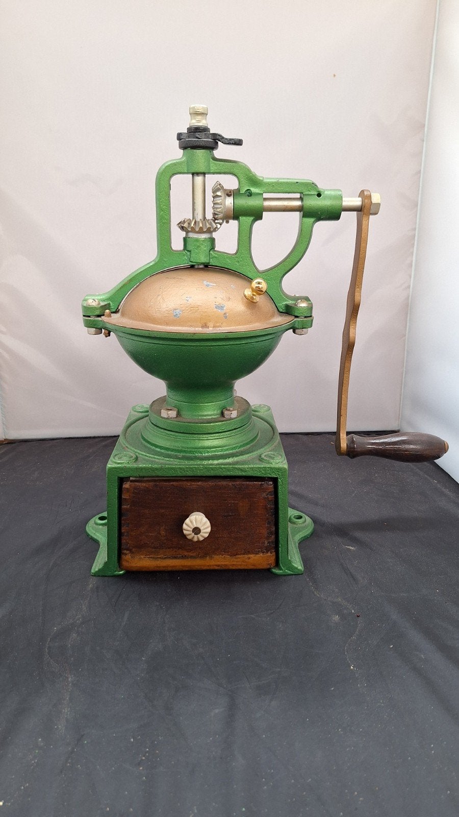 Antieke koffiemolen, groen gietijzer, houten lade, Ophalen