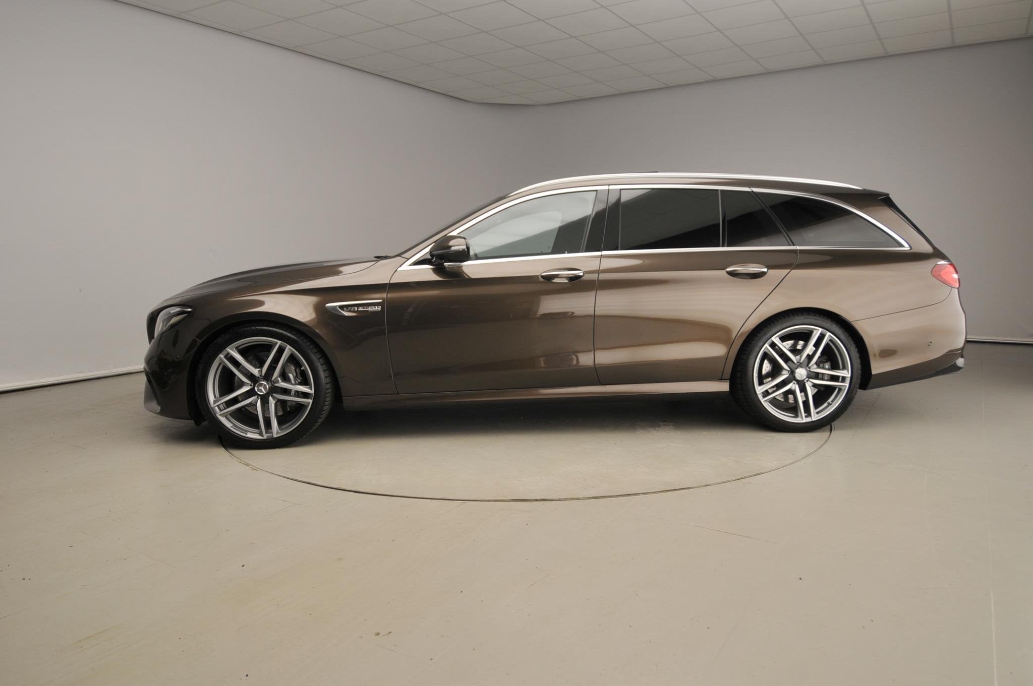 Mercedes-Benz E-klasse Estate AMG 63 4MATIC Premium Plus | B, Auto's, Mercedes-Benz, Automaat, Gebruikt, Bruin, 1960 kg