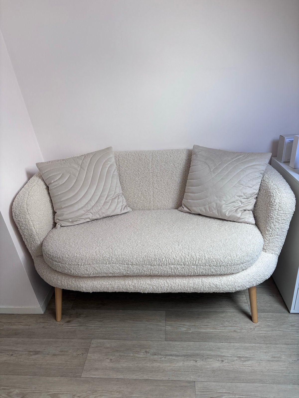 Off-white tweepersoonsbank in teddy stof, Huis en Inrichting, Banken | Sofa's en Chaises Longues, Ophalen, 150 tot 200 cm, Tweepersoons