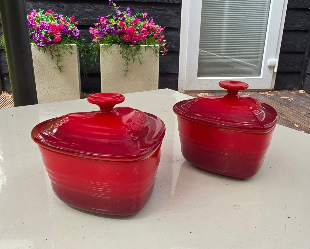 Le Creuset hartvormige mini cocotte rood 2 stuks, Huis en Inrichting, Keuken | Potten en Pannen, Ophalen, Gebruikt, Le Creuset