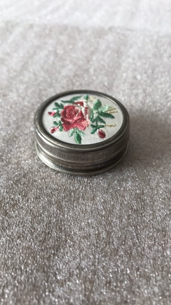 Pillendoosje met geborduurde roos, Ophalen of Verzenden