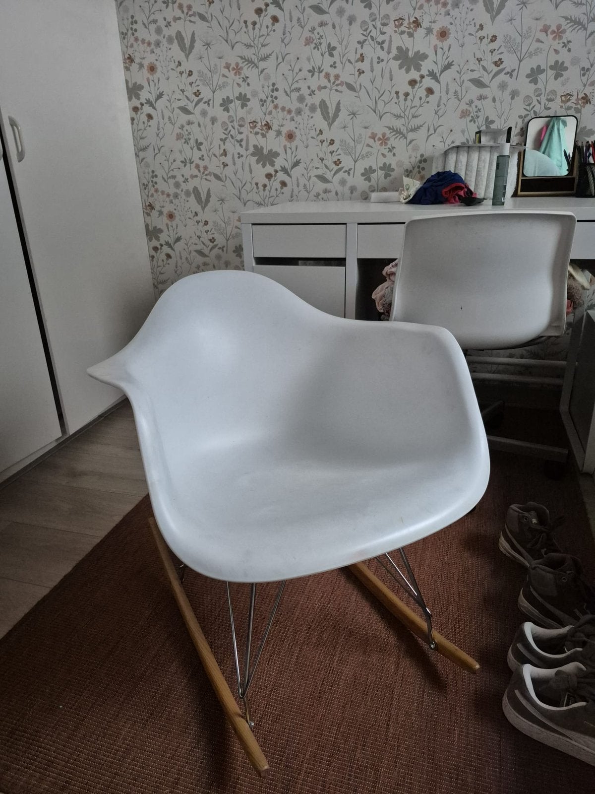 Witte schommelstoel / designstoel (Eames stijl), Huis en Inrichting, Ophalen, Zo goed als nieuw, Wit, Eén