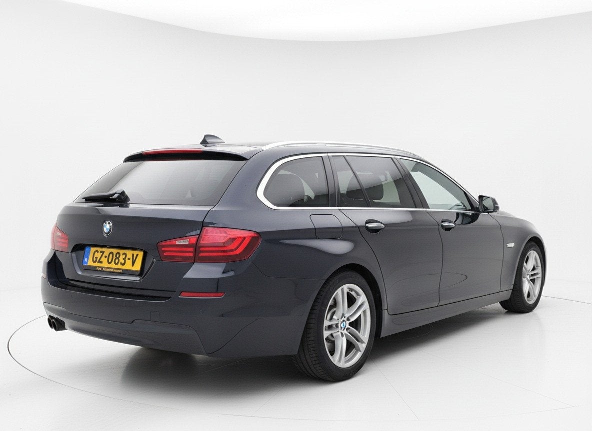 BMW 5 Serie Touring 520IA M-SPORT EXECUTIVE NAVI/LED/PDC/M-P, Auto's, Dealer onderhouden, Gebruikt, 4 cilinders, 2000 kg