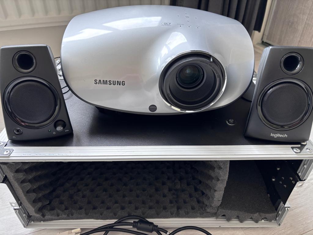 Samsung DLP Projector SP-D400 met Flightcase en Speakers, Ophalen of Verzenden, Gebruikt, DLP, Overige resoluties