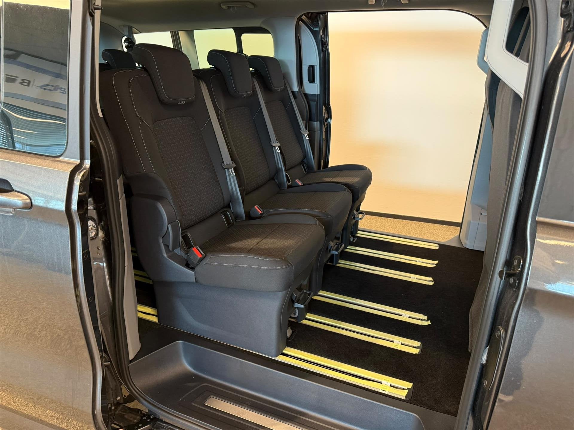 Ford Tourneo Custom L2H1 Personenbus (9-pers.) 2x zijschuifd, Auto's, Gebruikt, Overige carrosserieën, Bedrijf, 9 stoelen