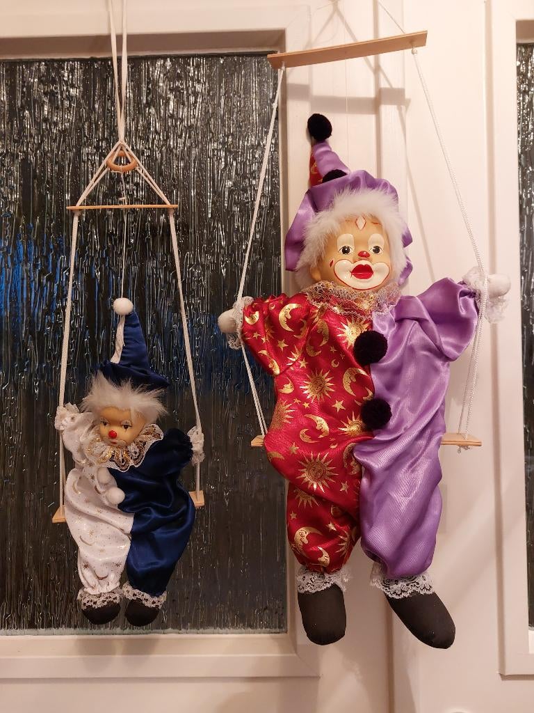 VINTAGE 2 clowns op schommel, 55 en 35 cm. ,stenen hoofdjes, Verzamelen, Poppen, Ophalen of Verzenden, Gebruikt, Pop