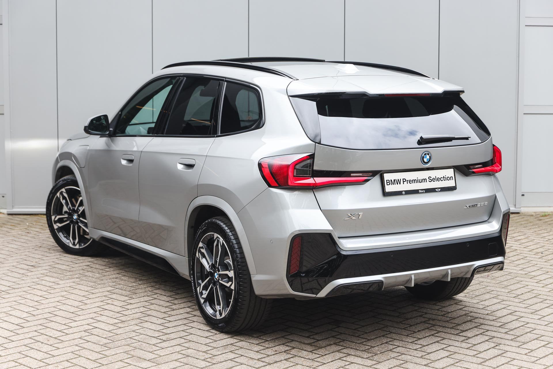 BMW X1 xDrive25e M Sport Automaat / Panoramadak / Trekhaak /, Gebruikt, Elektrische stoelverstelling, Bedrijf, Hybride Elektrisch/Benzine