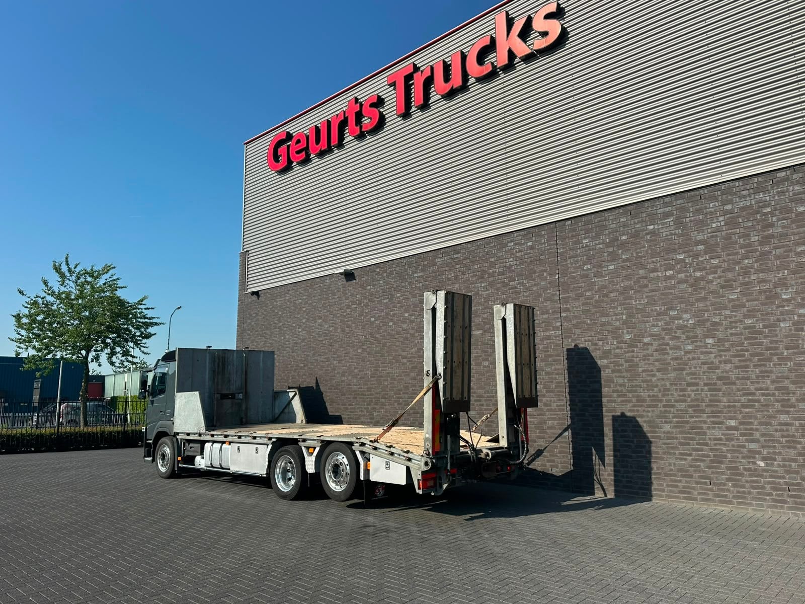 Volvo FM 420 6X2 OPRIJWAGEN/MACHINE TRANSPORTER/PLATEAU/, Automaat, Euro 6, Zwart, Bedrijf