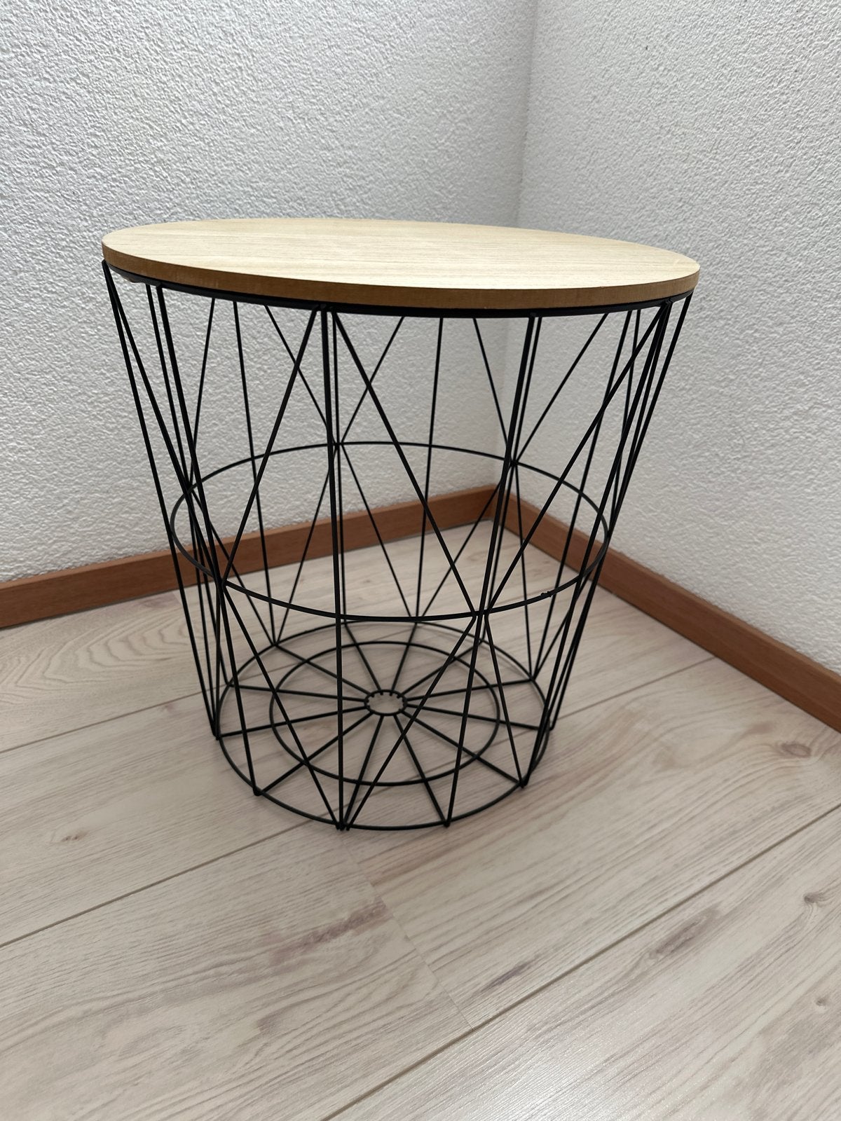 Bijzettafel met draadmand onderstel en houten blad, Ophalen, Minder dan 45 cm, Minder dan 55 cm, Rond