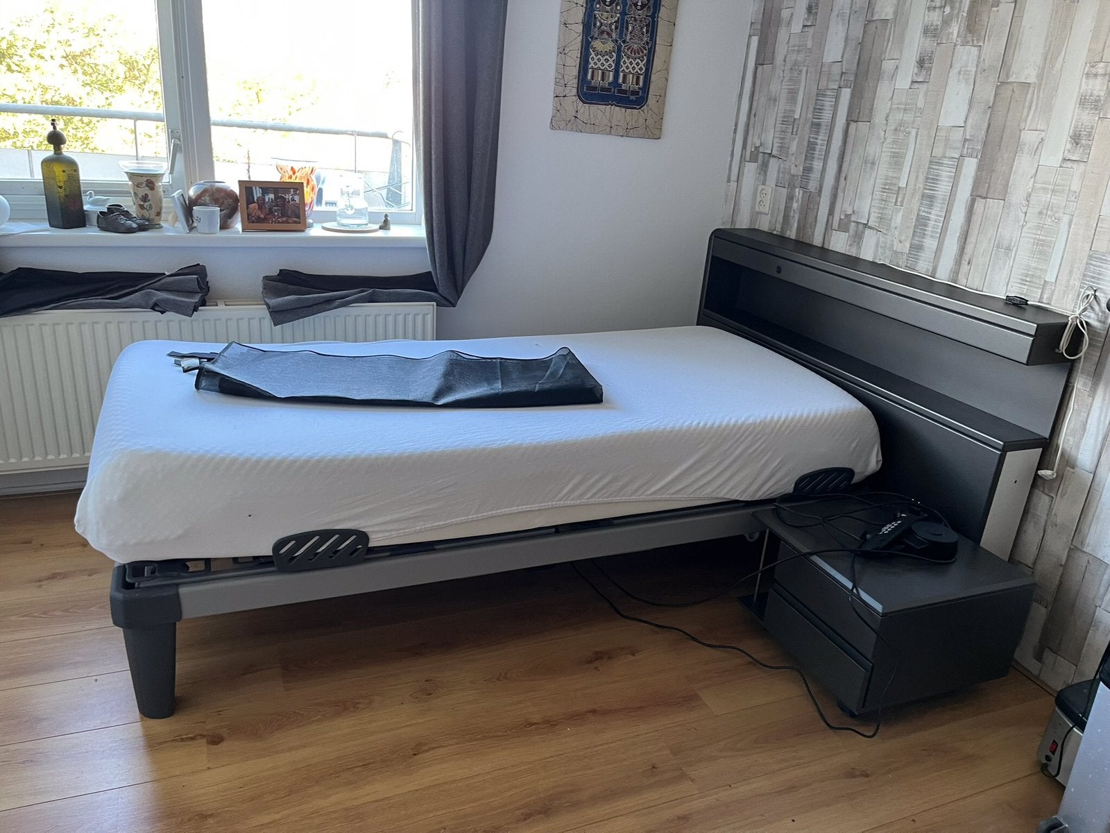 Electrisch verstelbaar bed met matras, achterwand en kastje., Huis en Inrichting, Ophalen, Verstelbaar, Eenpersoons, Zo goed als nieuw