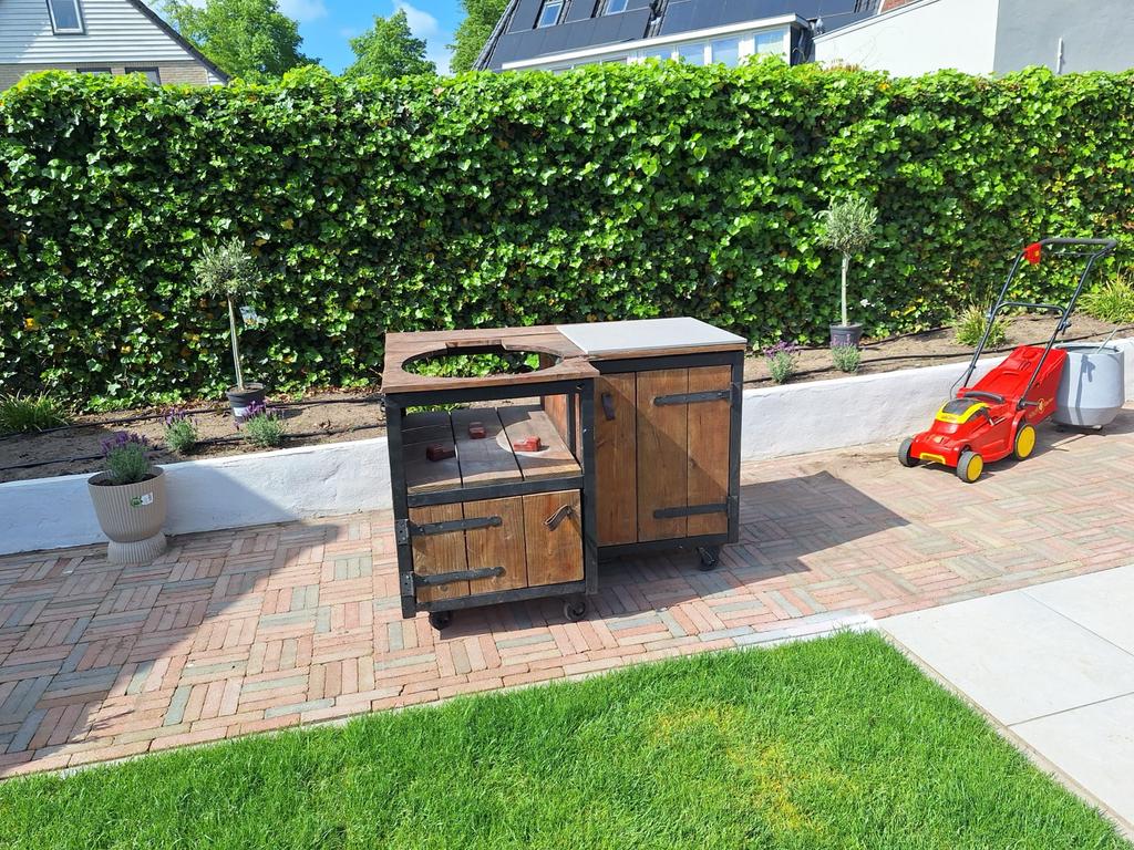 Handgemaakte BBQ-tafel/buitenkeuken, Ophalen, Zo goed als nieuw, Houtskool, Vrijstaand