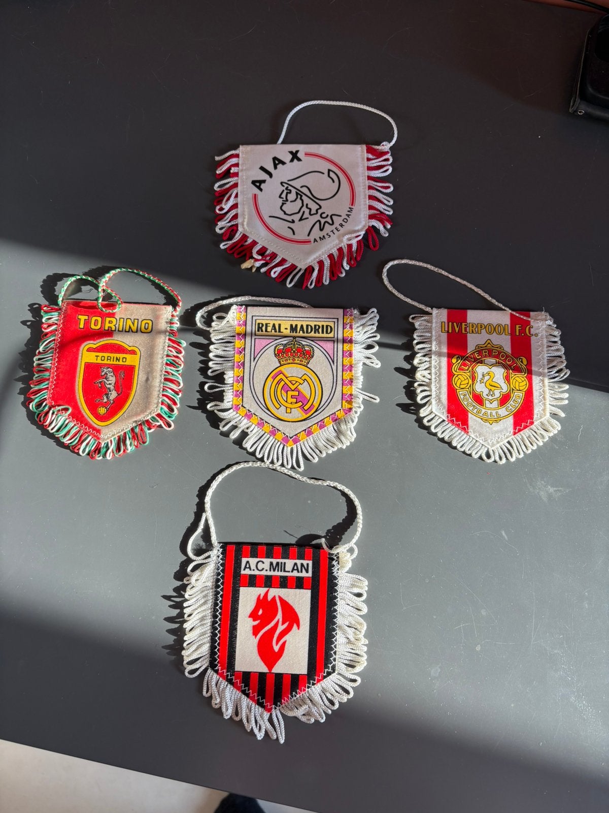 Set  5 voetbalvaantjes Ajax Real Madrid Liverpool AC Milan, Verzenden, Zo goed als nieuw, Ajax, Vaantje of Sjaal