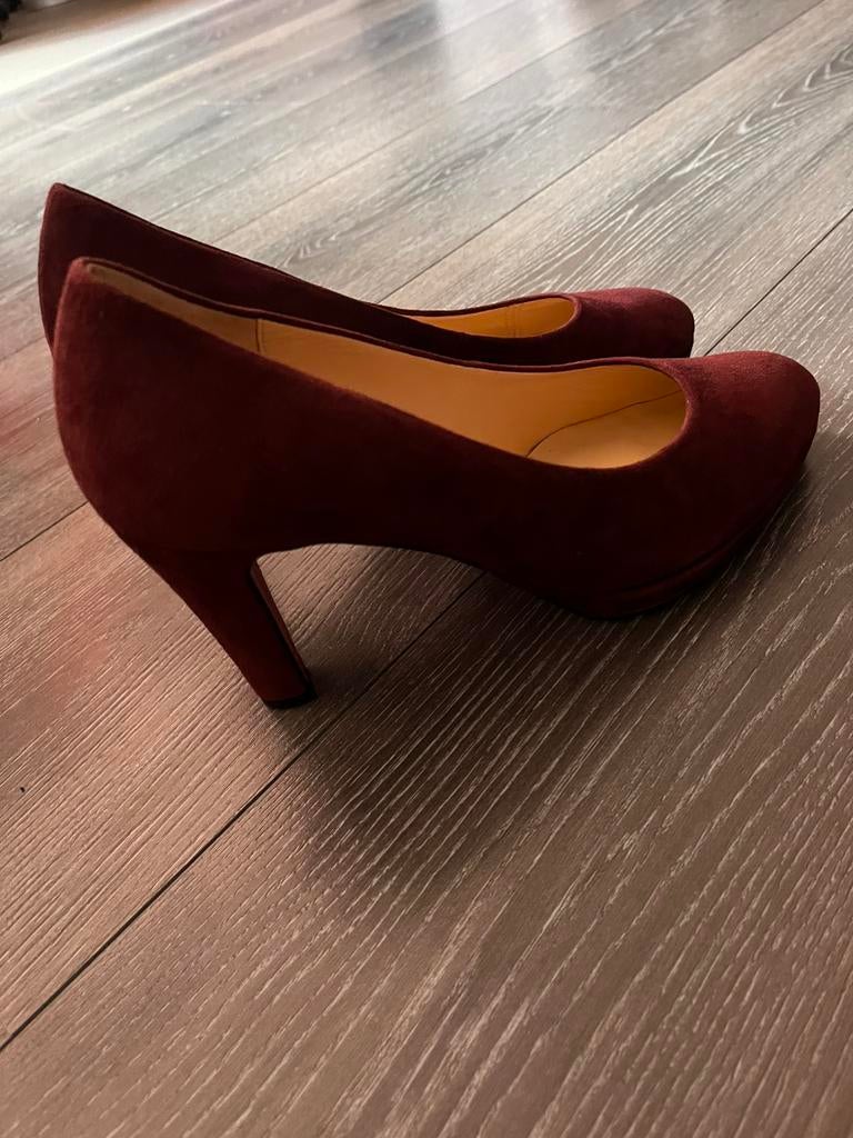 Nieuwstaat Gabor veloursleren pump mt 38 bordeauxrood, Pumps, Ophalen of Verzenden, Zo goed als nieuw, Rood