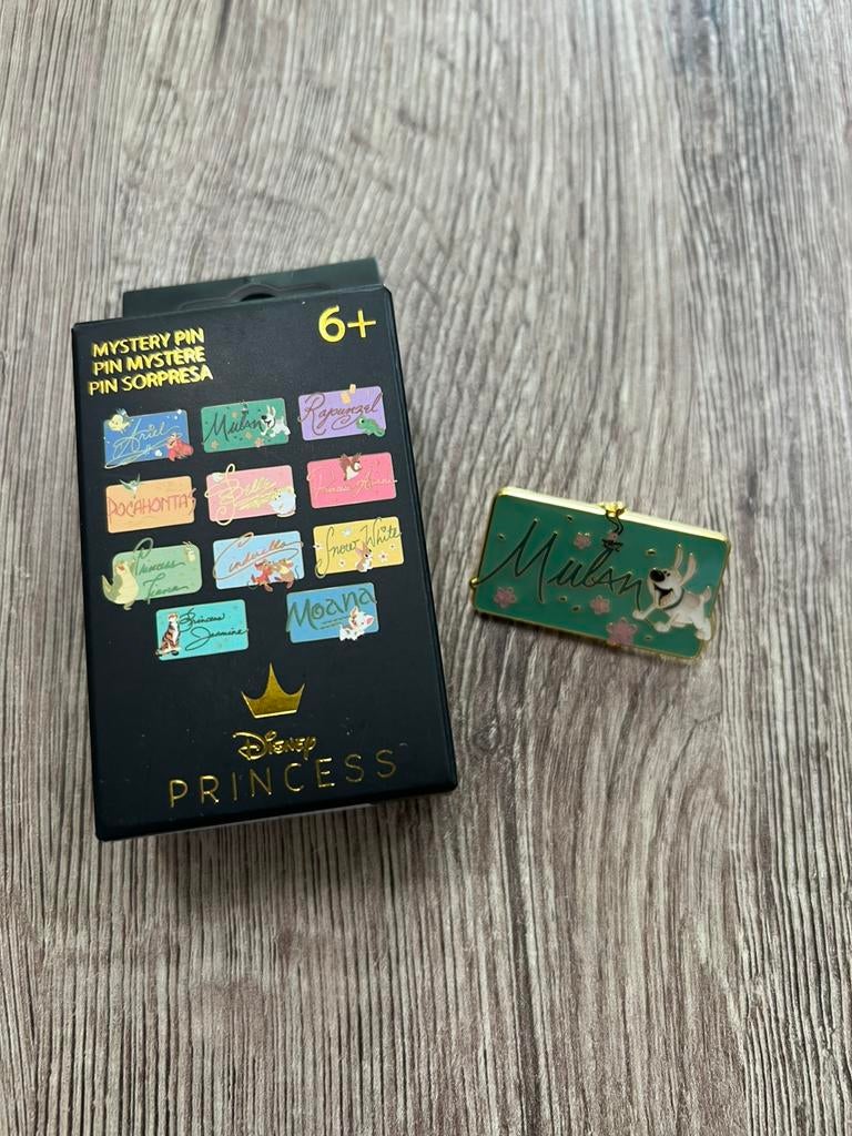 Loungefly Disney Mystery Pin handtekening, Ophalen of Verzenden, Zo goed als nieuw, Handen en Nagels