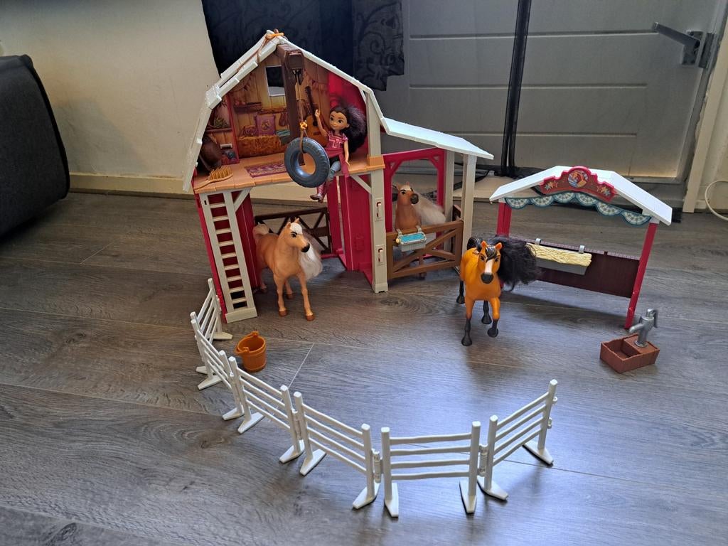 Spirit Riding Free Speelset: Stal met paarden en Lucky, Ophalen of Verzenden, Zo goed als nieuw, Meisje