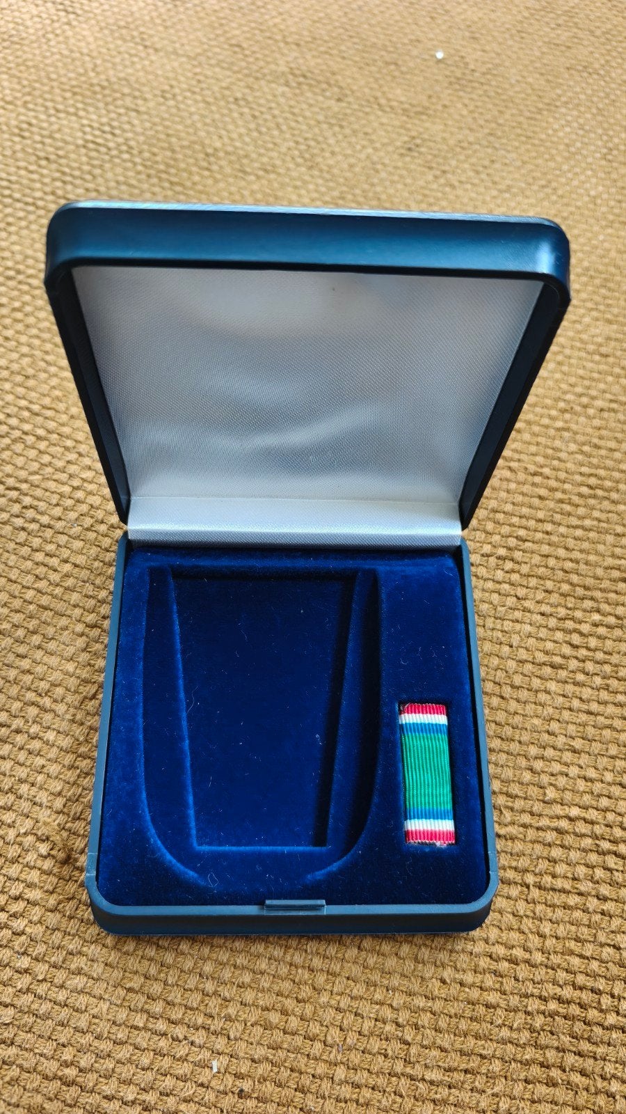 Doosje Nieuw Guinea kruis., Verzamelen, Ophalen of Verzenden, Landmacht, Nederland, Lintje, Medaille of Wings