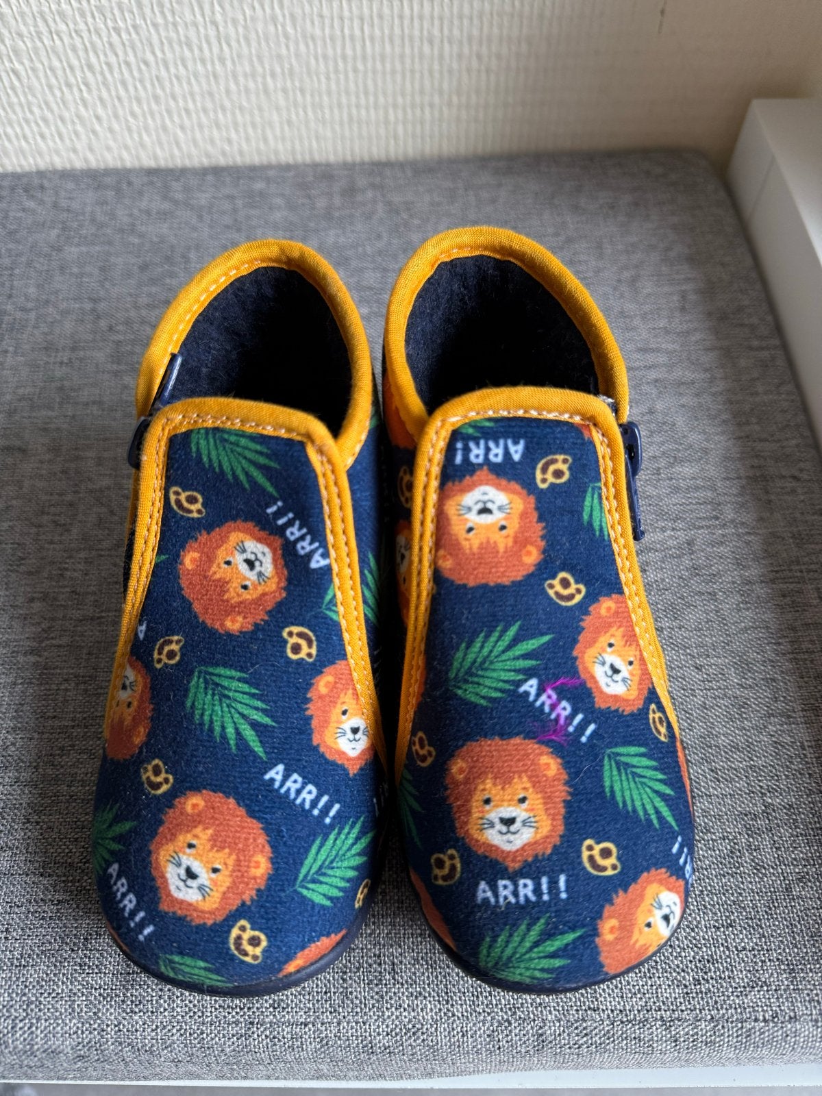 Leuke MuYters Kids slofjes met leeuwenprint, Ophalen, Zo goed als nieuw, Jongetje of Meisje, Slofjes