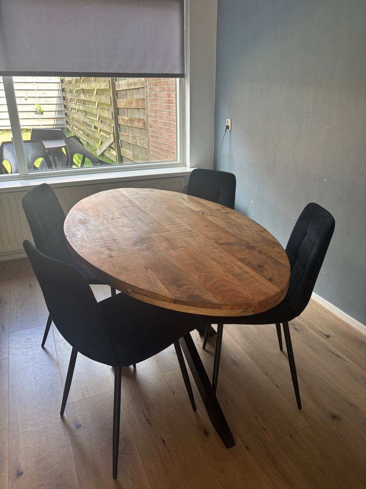 Ovale eettafel mangohout met 4 zwarte velours stoelen, Huis en Inrichting, Tafels | Eettafels, Ophalen, Gebruikt, 50 tot 100 cm