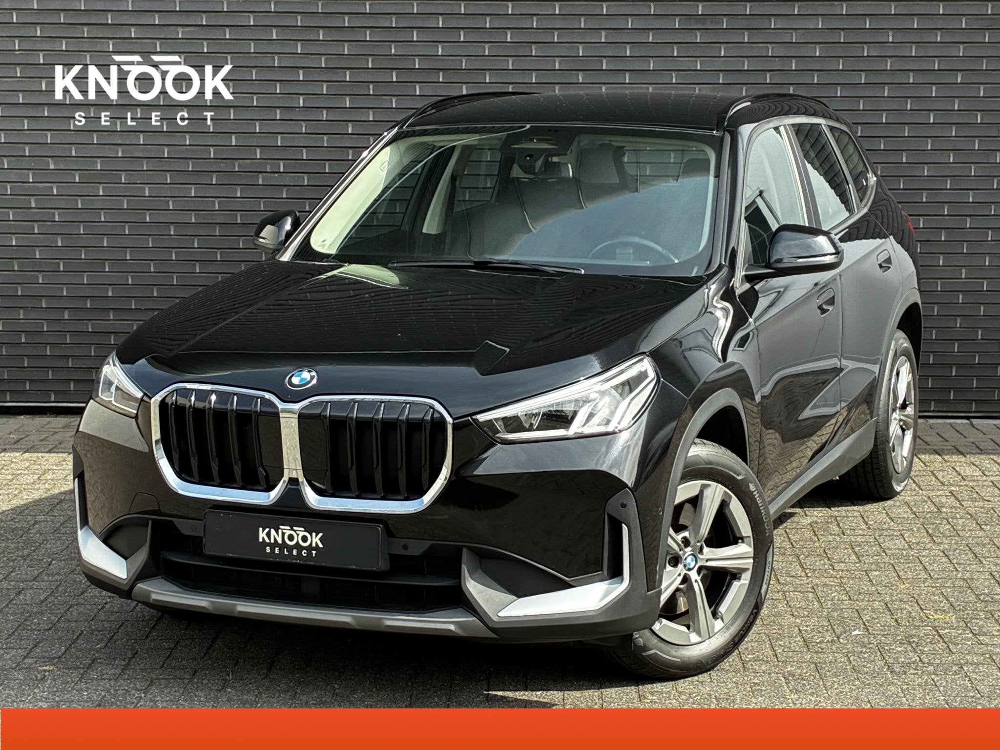 BMW X1 sDrive20i Automaat / Live Cockpit Plus / Navigatiesys, Auto's, Dealer onderhouden, Euro 6, Zwart, Origineel Nederlands