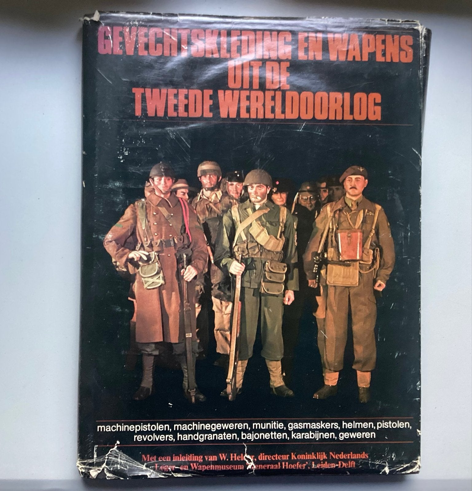 Gevechtskleding en Wapens uit de Tweede Wereldoorlog, Verzenden, Tweede Wereldoorlog, Gelezen, Algemeen