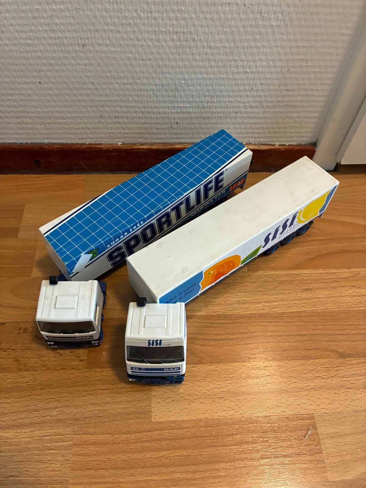2x DAF Lion Toys Vrachtwagens met SISI Oplegger, Hobby en Vrije tijd, Modelauto's | 1:50, Ophalen of Verzenden, Gebruikt