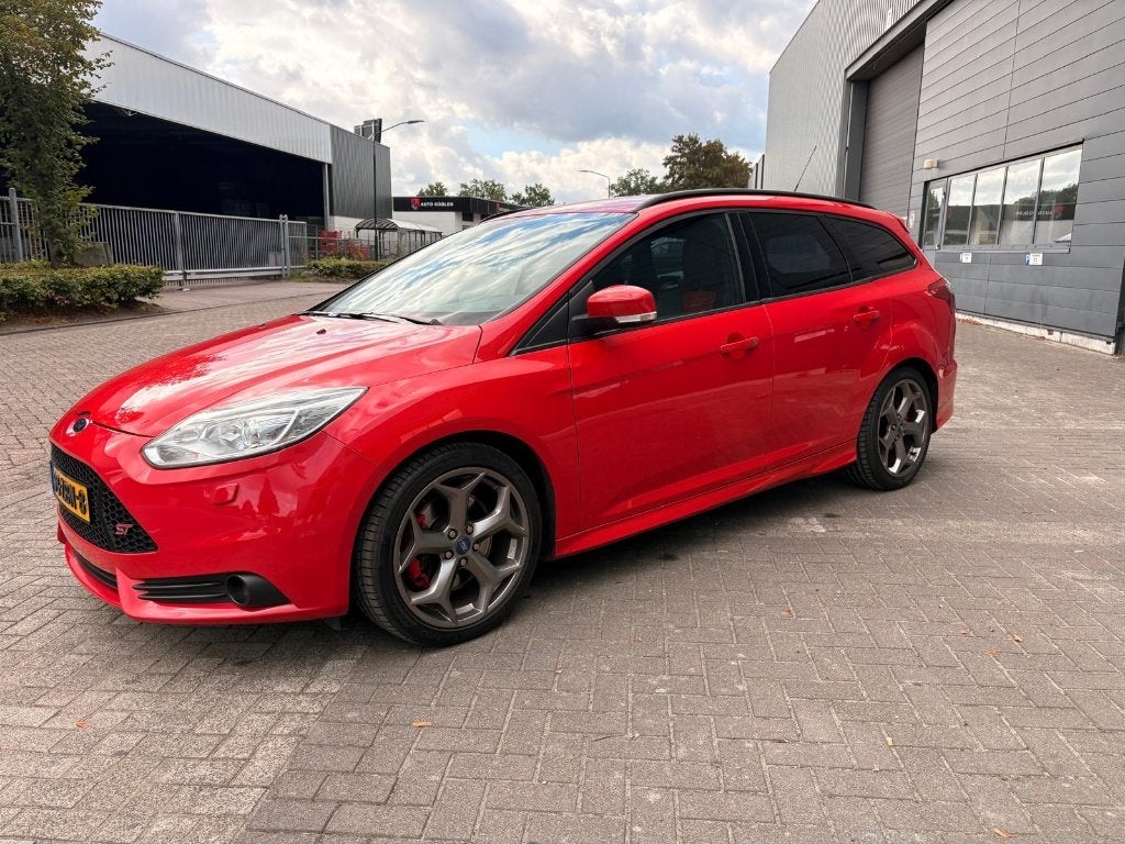 ✅Ford Focus 2.0 Ecoboost 184KW Wagon 2012 Rood✅, Auto's, Dealer onderhouden, 4 cilinders, Handgeschakeld, 5 stoelen