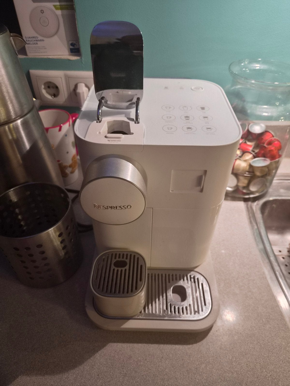 DeLonghi Gran Lattissima + 100 Nespresso cups, Koffiepads en cups, Gebruikt, Koffiemachine, Ophalen of Verzenden
