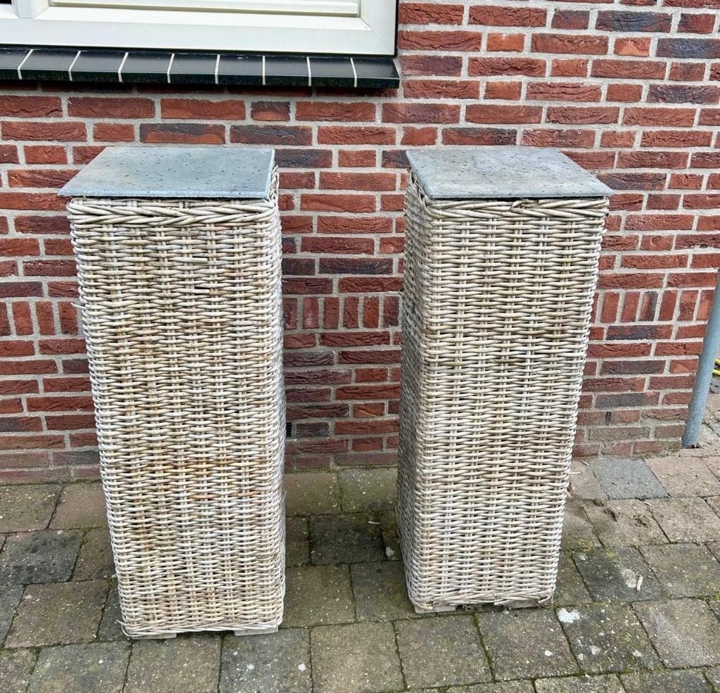 2 rotan zuilen met grijs hardstenen plateau, Ophalen, Gebruikt