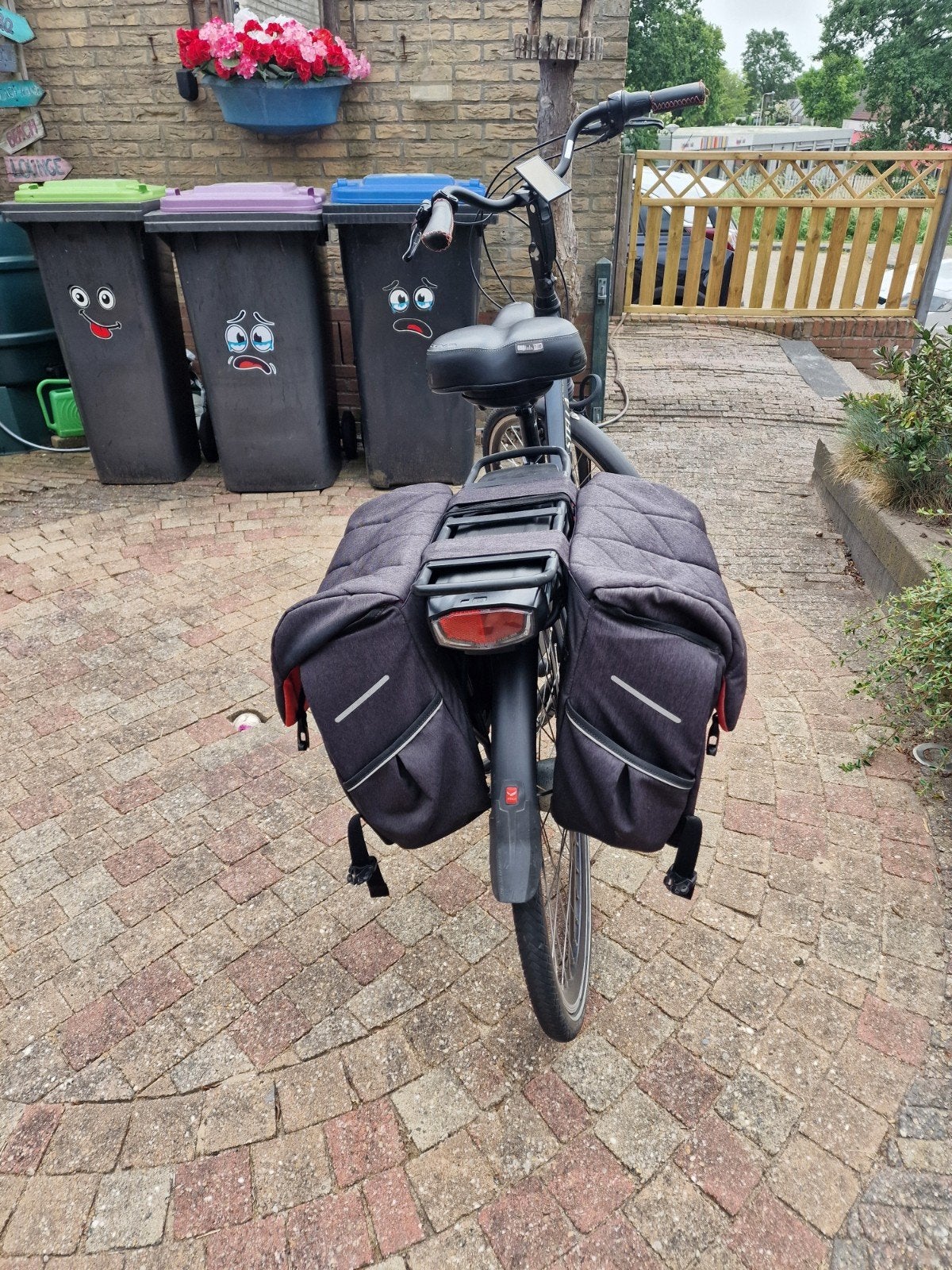 Fiets met fietstassen en comfortabel zadel, Fietsen en Brommers, Fietsaccessoires | Fietstassen, Gebruikt, Ophalen