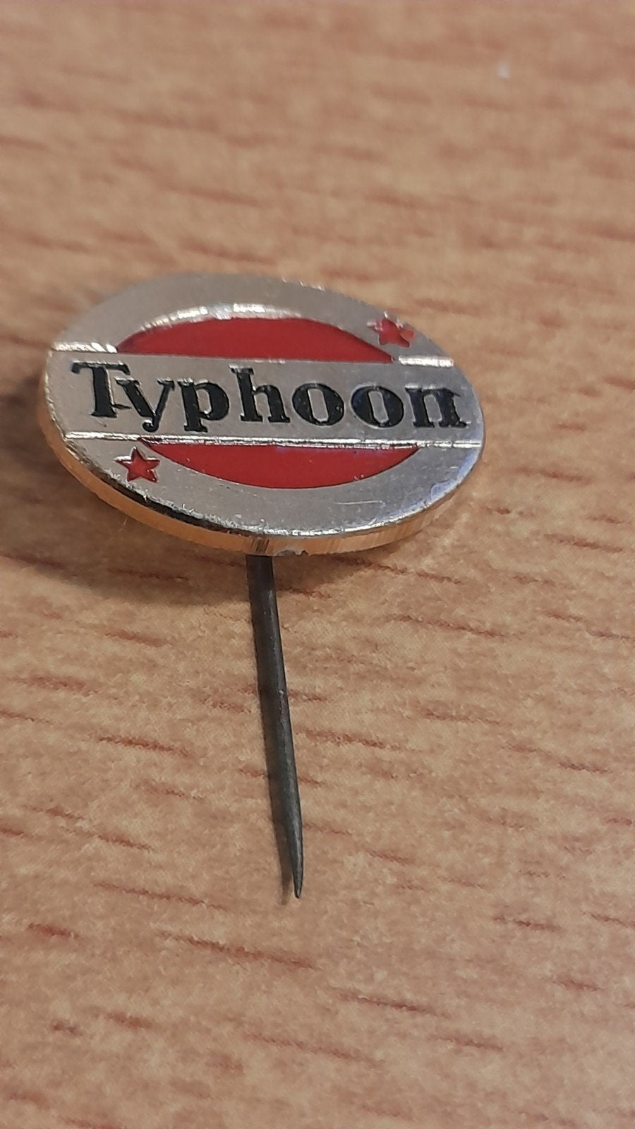 Vintage Typhoon Speldje - Merk Pin, Verzenden, Gebruikt