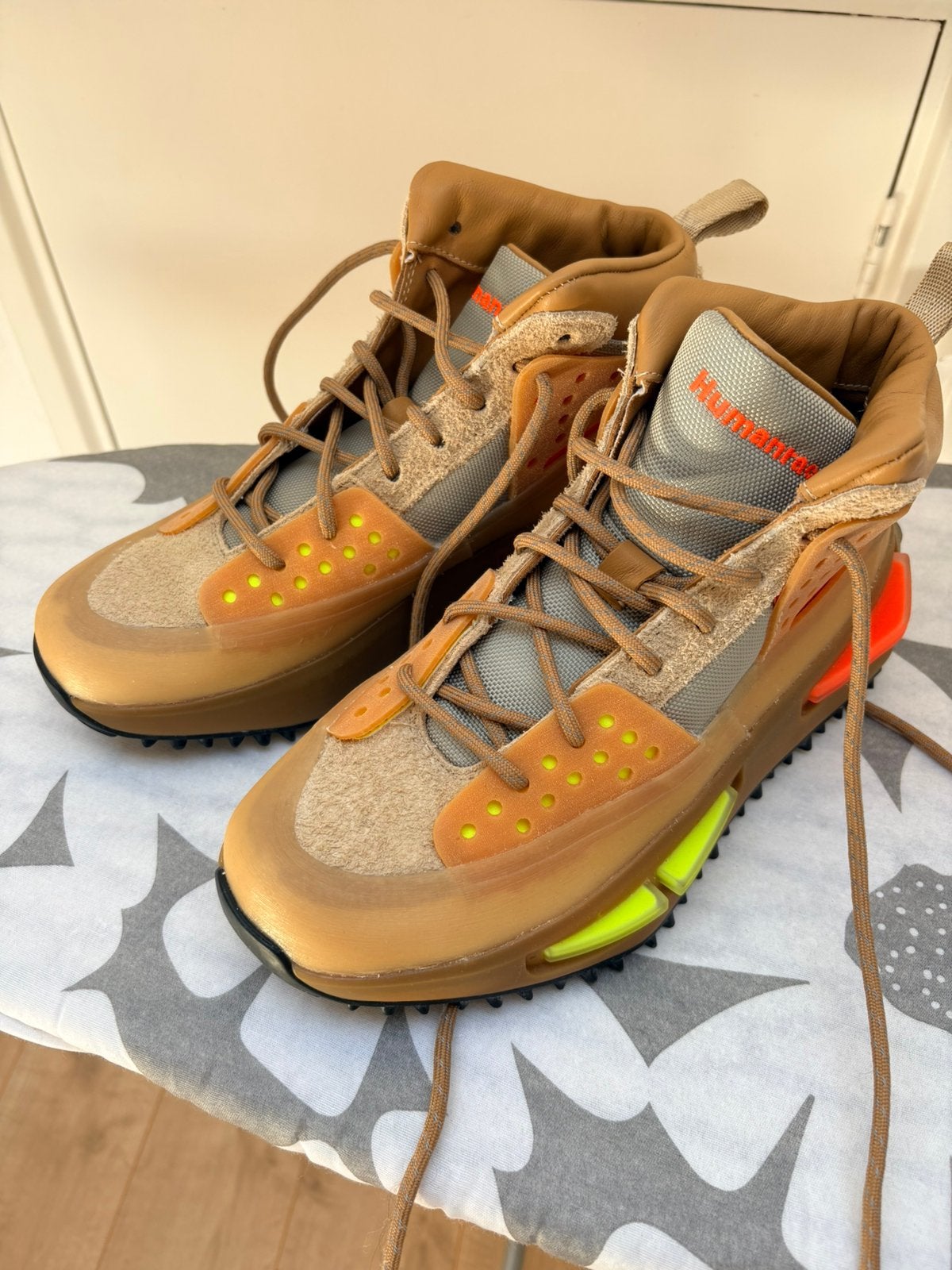Pharrell x Adidas Hu NMD_S1 Ryat "Cardboard", Adidas, Overige typen, Ophalen of Verzenden, Zo goed als nieuw