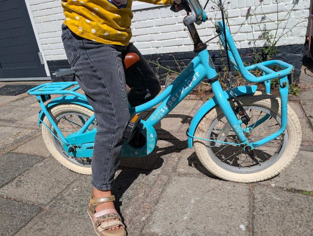 Supersuper kinderfiets 12" turquoise, Fietsen en Brommers, Fietsen | Kinderfietsjes, Ophalen, Terugtraprem, Zijwieltjes, Gebruikt