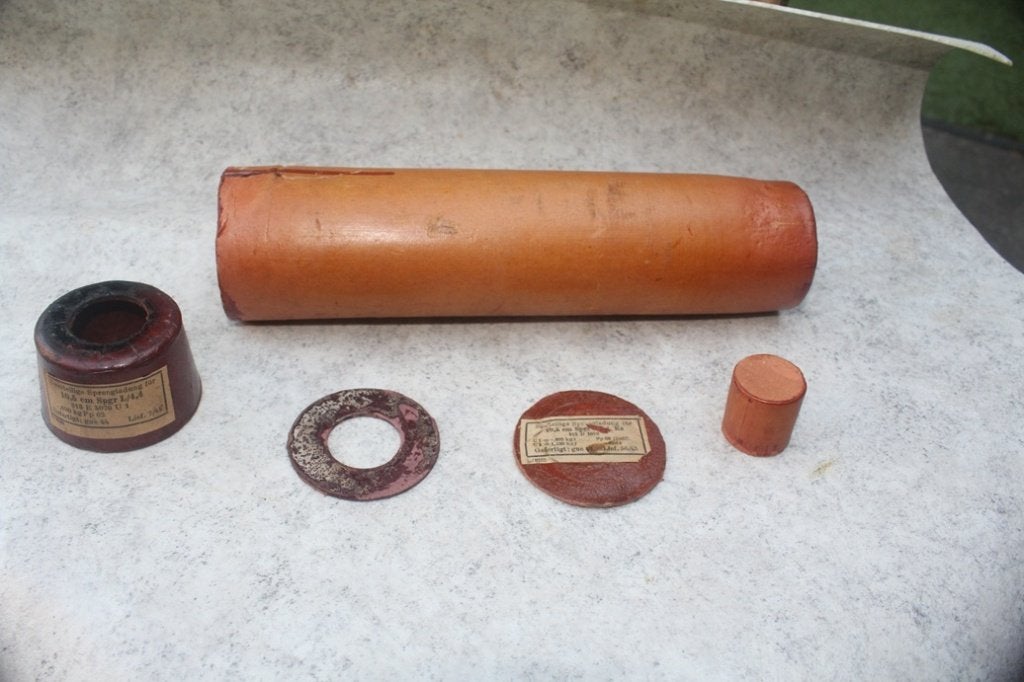 Flak duits wo2 10,5cm KM,  ladings koker karton met etikette, Verzamelen, Militaria | Tweede Wereldoorlog, Verzenden, Nederland