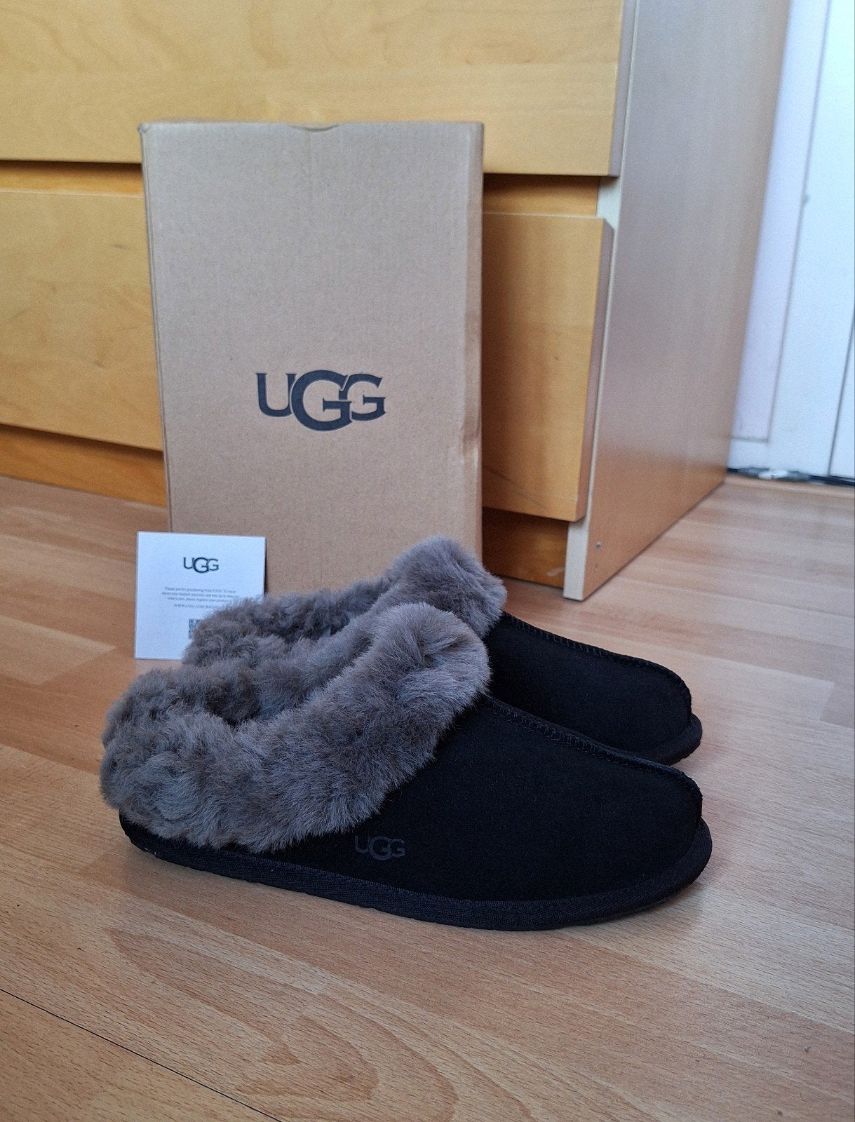 Zwart met grijze pantoffel Uggs Moraene maat 37/37,5 nieuw!, UGG, Zwart, Nieuw, Ophalen of Verzenden