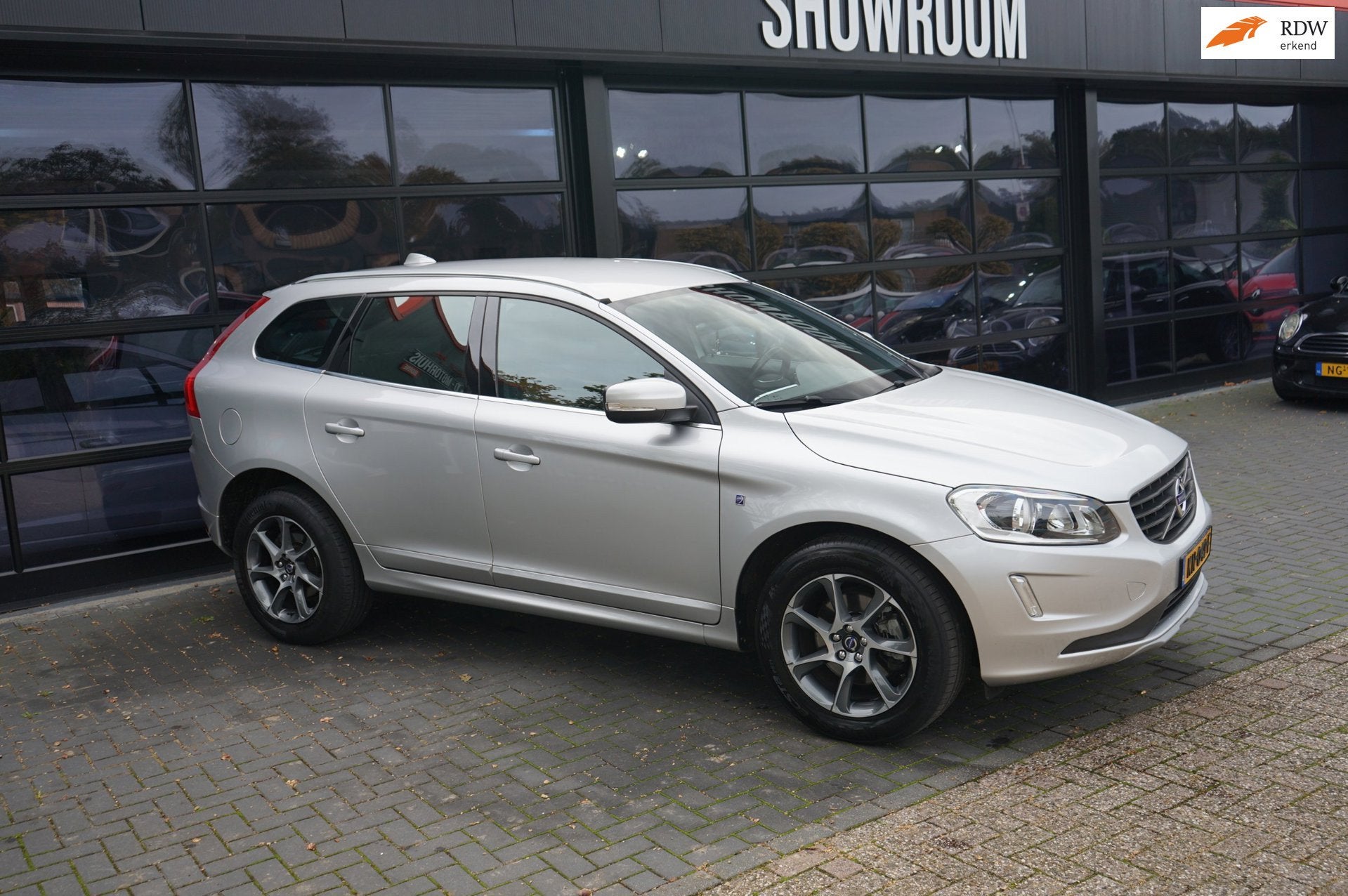 Volvo XC60 D4 Ocean Race | Leder | Navi | Automaat, Auto's, Dealer onderhouden, 1969 cc, Leder, Bedrijf