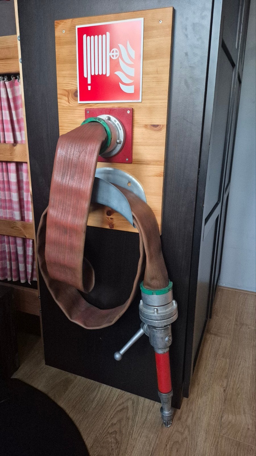Brandslang met haspel en brandweer paal, Ophalen, Gebruikt