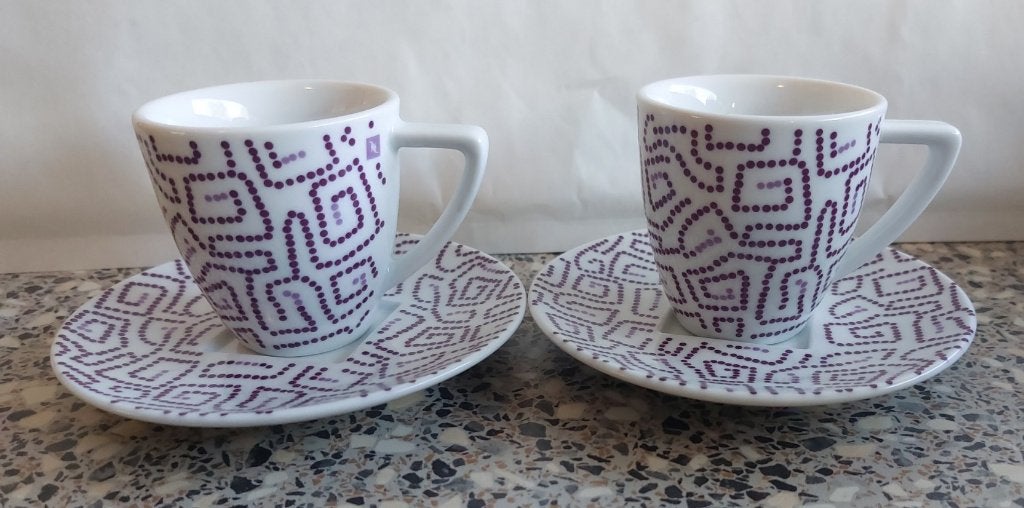 2 kop en schotels nespresso wit paars stippen India Mahdavi, Ophalen of Verzenden, Zo goed als nieuw, Overige stijlen, Kop(pen) en/of Schotel(s)