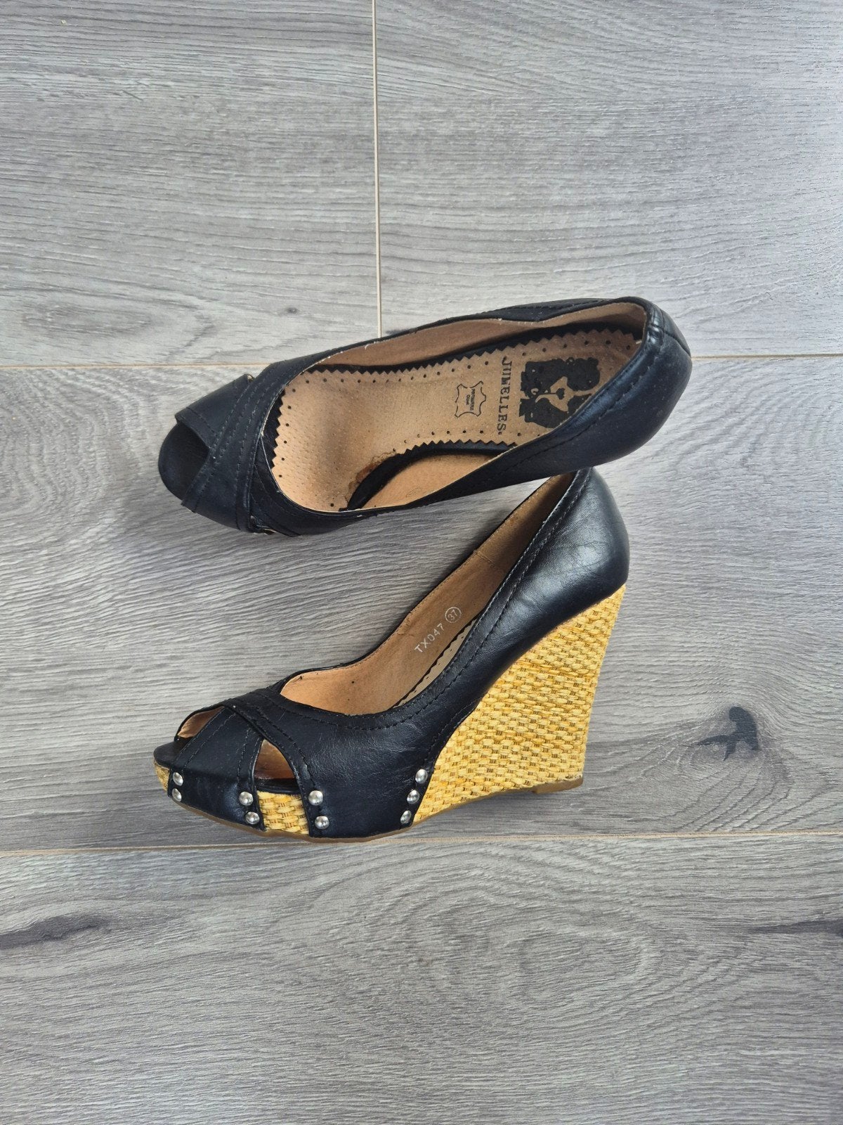 Jumelles Zwarte Peep Toe Sleehakken / Wedges met Studs - 37, Zwart, Jumelles, Gedragen, Sandalen of Muiltjes