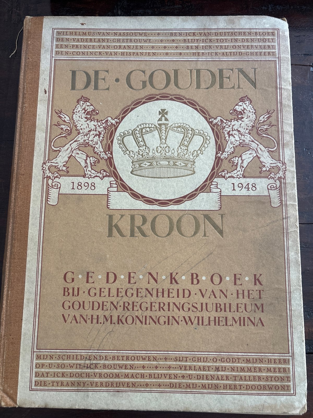 De Gouden Kroon - Gedenkboek Koningin Wilhelmina, Boeken, Ophalen of Verzenden, 20e eeuw of later, Gelezen