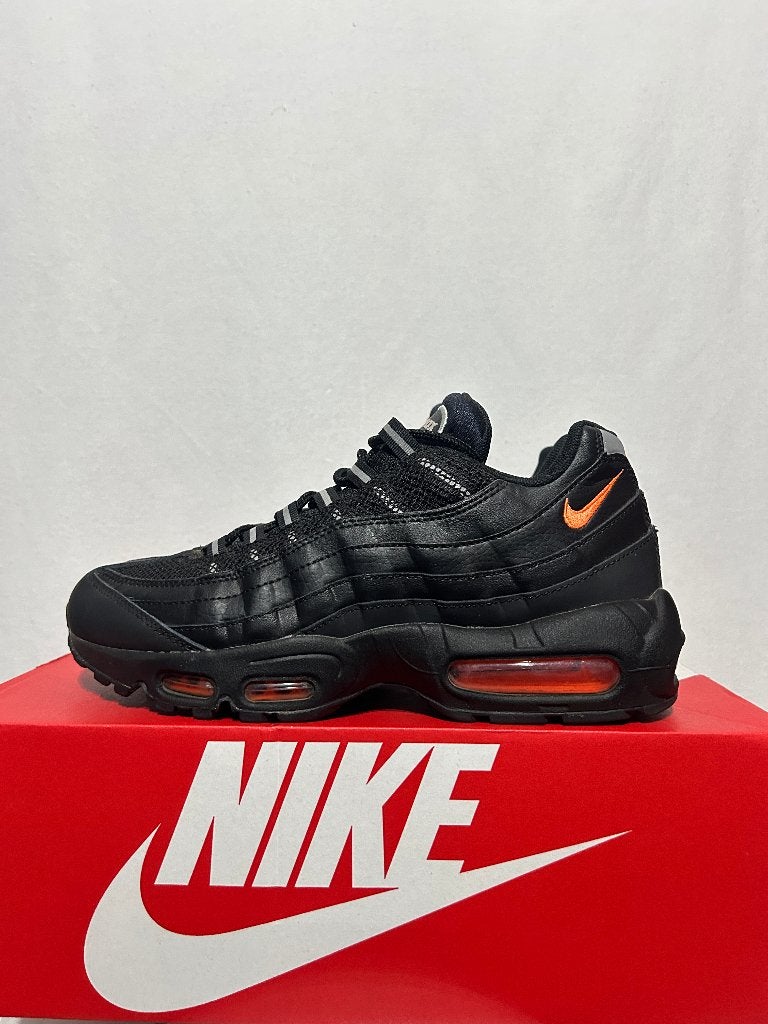NIEUW! Maat 41 - Nike Air Max 95 Black Total Orange, Kleding | Heren, Schoenen, Nieuw, Sneakers of Gympen, Zwart, Verzenden