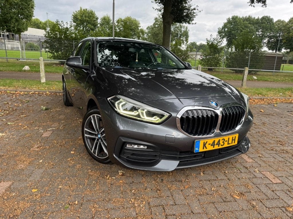 BMW 1-Serie 118i 136pk Aut 2021 Grijs, Auto's, Dealer onderhouden, 136 pk, Lederen bekleding, Particulier