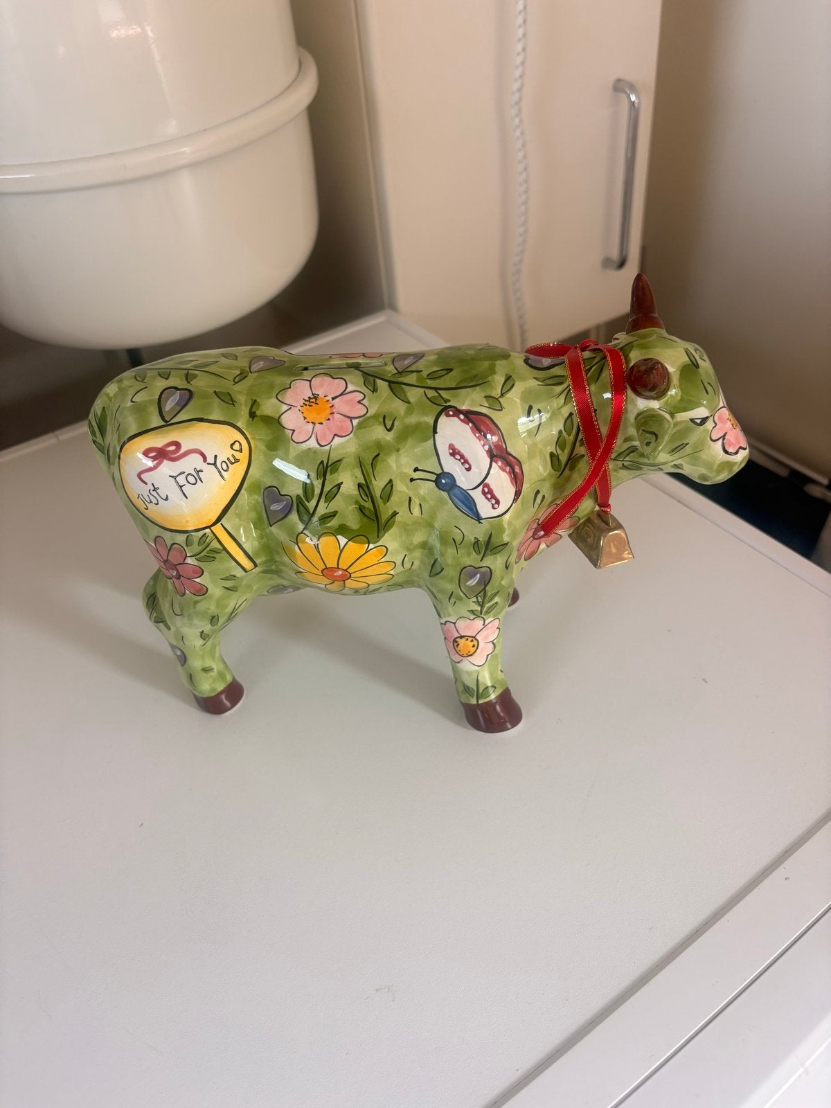 Vrolijke spaarpot koe met bloemen en vlinders, Verzamelen, Ophalen of Verzenden, Zo goed als nieuw, Steen, Aardewerk of Keramiek